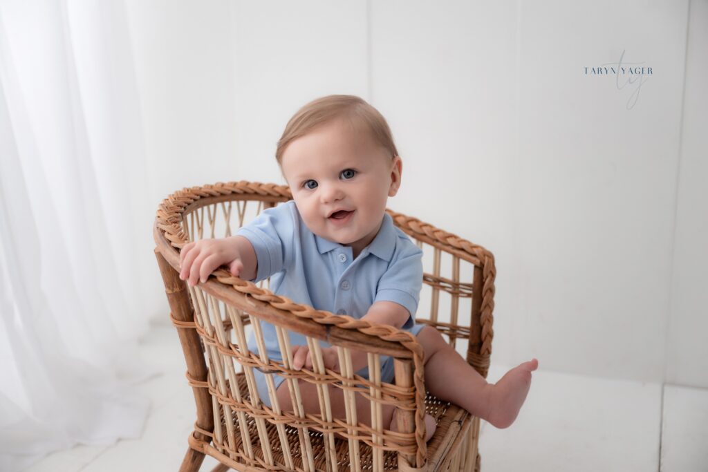 Knoxville baby photographer, baby portraits in Knoxville, baby photographer near me, milestone baby sessions, grow with baby